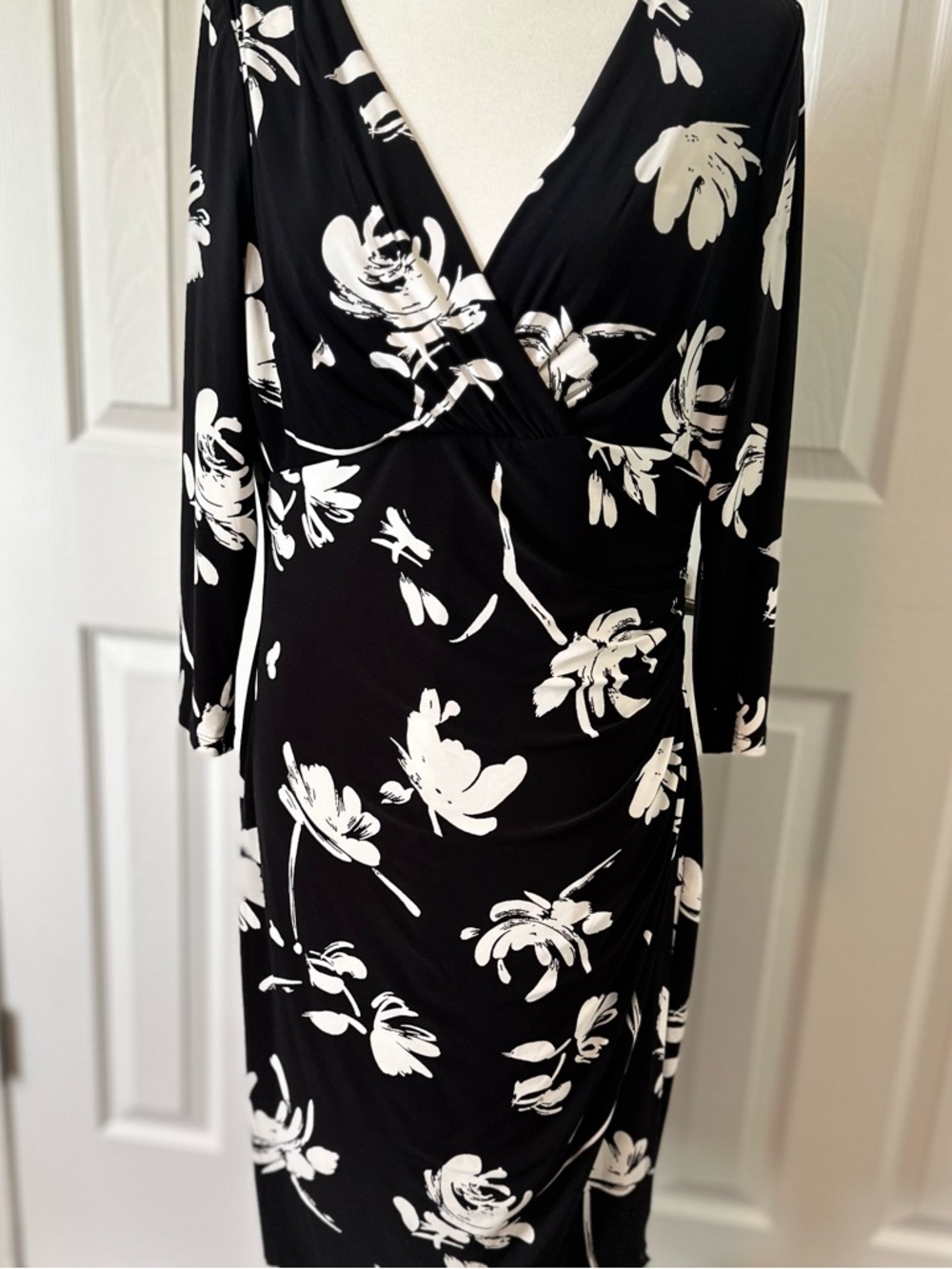 Lauren Black & White Abstract Floral V-neck dress, Size 14